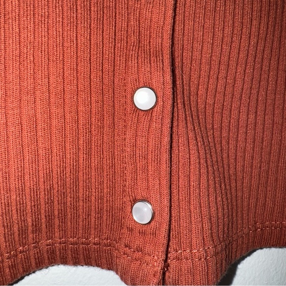 Levi’s Ribbed Button Up - Picture 4 of 10